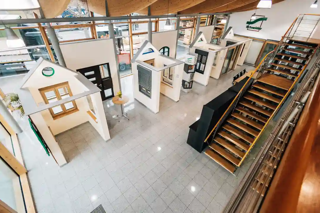 Ausstellungsbereich von Türen und Fenstern von der oberen Etage bei Schneider Fensterbau