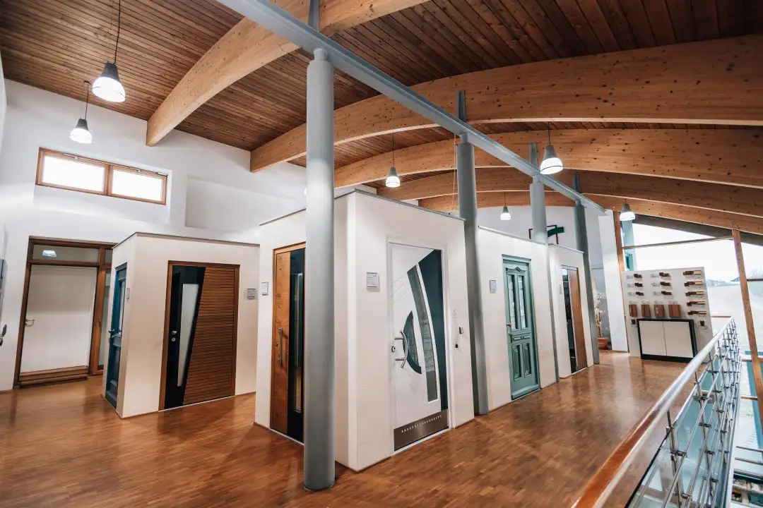 Ausstellungsbereich von Eingangstüren bei Schneider Fensterbau