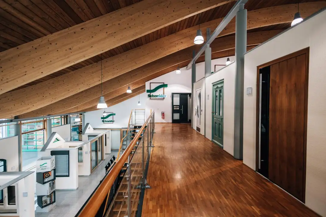 Ausstellungsbereich von Türen und Fenstern von der oberen Etage bei Schneider Fensterbau