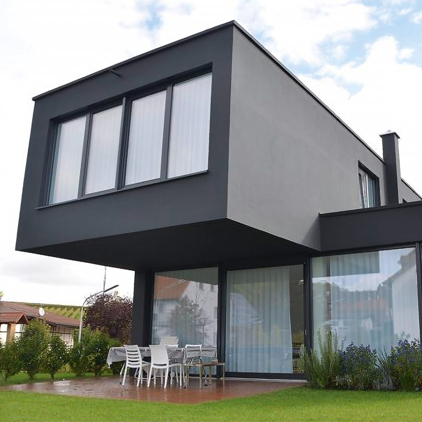 Dunkle Hausfassade mit Holz-Aluminium-Fenster Dunkle Hausfassade mit Holz-Aluminium-Fenster