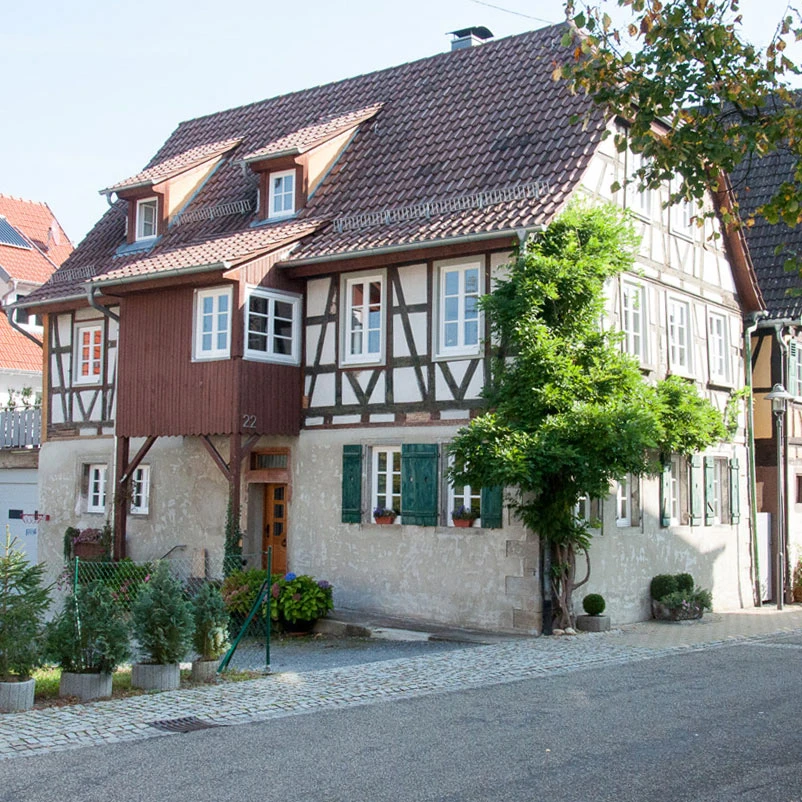 Red Grandis Holzfenster für Altbau und Denkmalschutz Fenster Holz Red Grandis bei einer Altbaugebäude