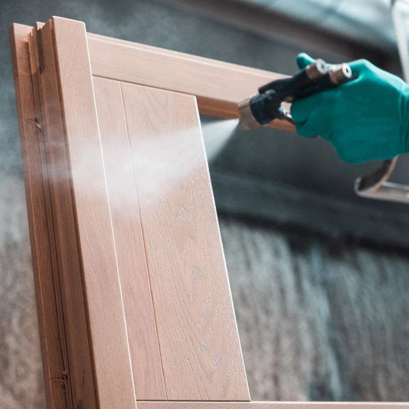 Holzfenster Fichte durch Lasur oder Lack schützen Auf dem Holzfenster wird ein Lack oder eine Lasur als Schutz aufgetragen.