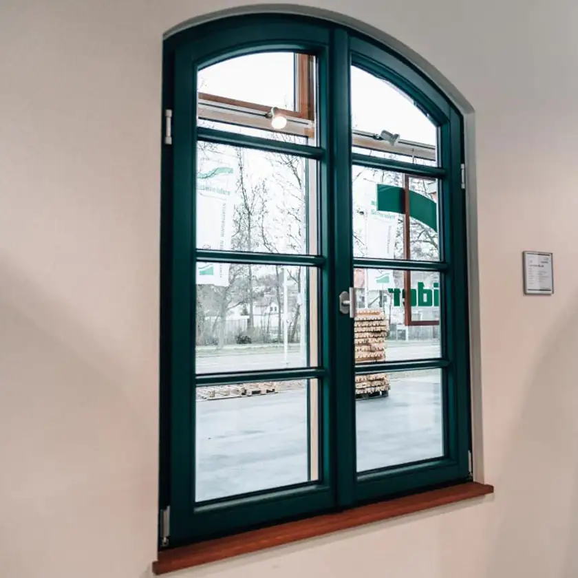 Runde und geschwungene Holzfenster Runde Holzfenster