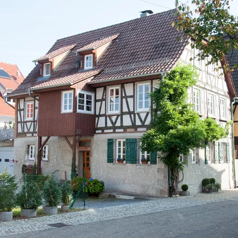 Langlebige Holzfenster mit Sprossen Holzfenster mit Sprossen auf Altbau Gebäude
