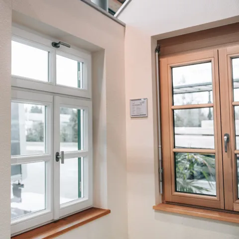 Holz Sprossenfenster bei Schneider Fensterbau Zwei ausgestellte Holz Sprossenfenster