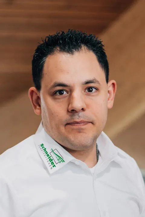 Patrick Bucher: Ansprechpartner Schreinermeister für Holzfenster mit Sprossen Patrick Bucher Ansprechpartner Schreinermeister für Holzfenster mit Sprossen