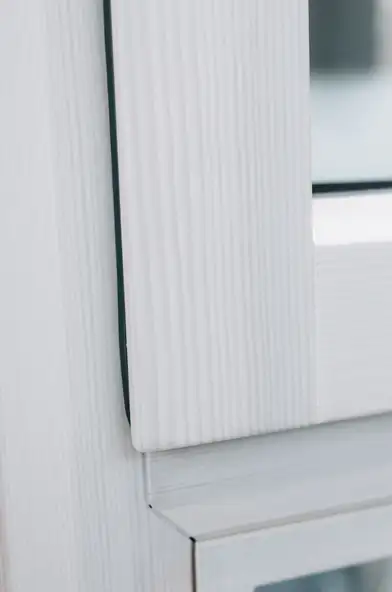 verdeckter Beschlag, Designo für Holzfenster verdeckter Beschlag, Designo auf einem weißen Holzfenster