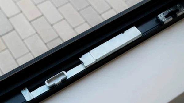 Verdeckter Fensterantrieb im Rahmen eines Dreh-Kipp-Fensters für automatisiertes Öffnen und Schließen.