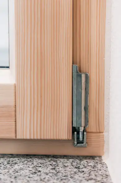 Standard-Beschlag, sichtbar für Holzfenster Standard-Beschlag, sichtbar auf einem Holzfenster