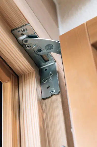 Technik im Fensterfalz - Beschlag für Holzfenster Technik im Fensterfalz auf einem Holzfenster