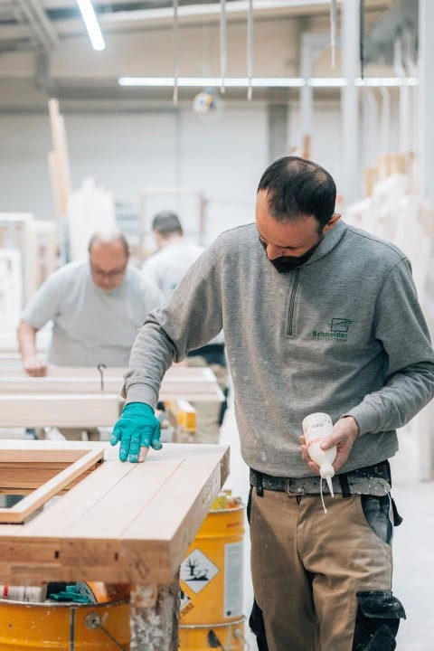 Holztüren werden bei Schneider Fensterbau geklebt.