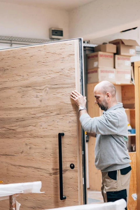 Holztür wird bei Schneider Fensterbau transportiert.